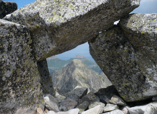 Okno w Baranich Rogach z kadrujące Kołowy Szczyt