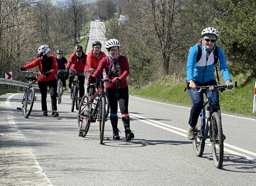 Nieraz nawet rower się buntuje i trzeba go pchać Nieraz nawet rower się buntuje i trzeba go pchać