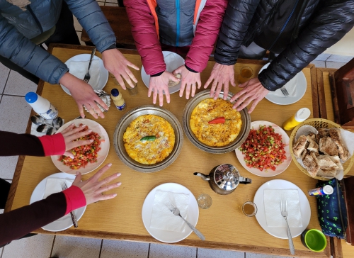 Zasłużony lancz w schronisku po zdobyciu szczytu Zasłużony lancz w schronisku po zdobyciu szczytu