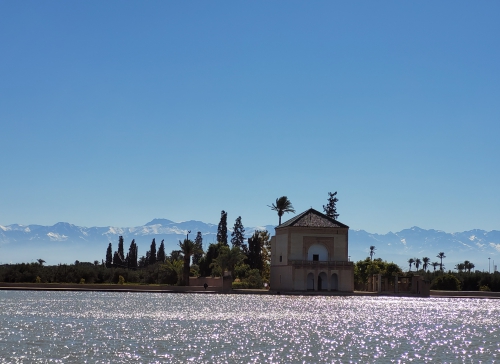 Ogrody Menara w Marakeszu ze szczytami Atlasu Wysikiego w tle Ogrody Menara w Marakeszu ze szczytami Atlasu Wysikiego w tle
