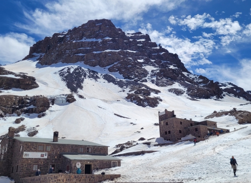 Schronisko pod Tubkalem z widokiem na żleb podejściowy oraz grań Tubkal West Schronisko pod Tubkalem z widokiem na żleb podejściowy oraz grań Tubkal West